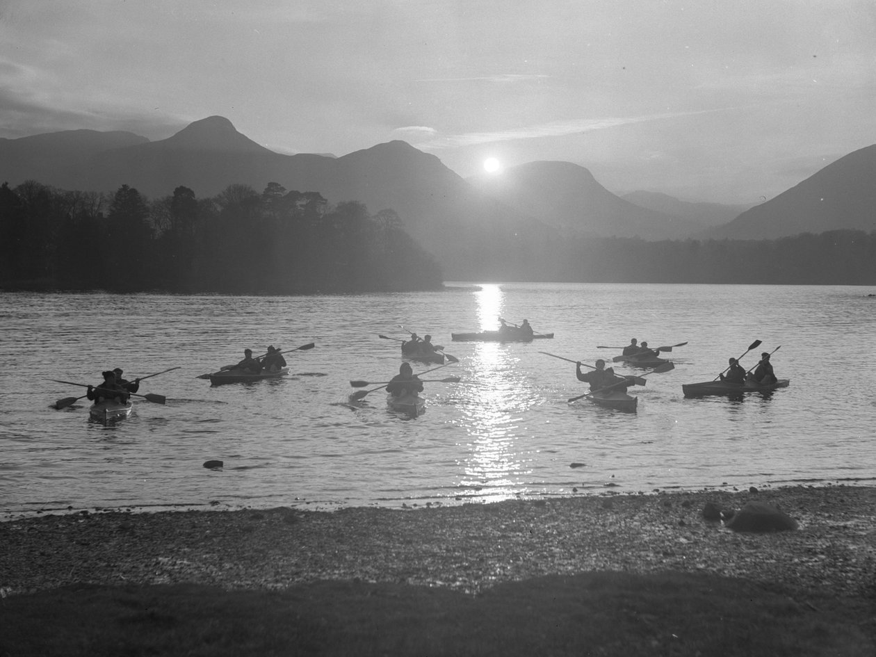 Eine Ansicht von Menschen, die auf Derwentwater Kanu fahren, entweder bei Sonnenaufgang oder Sonnenuntergang von Joseph Hardman