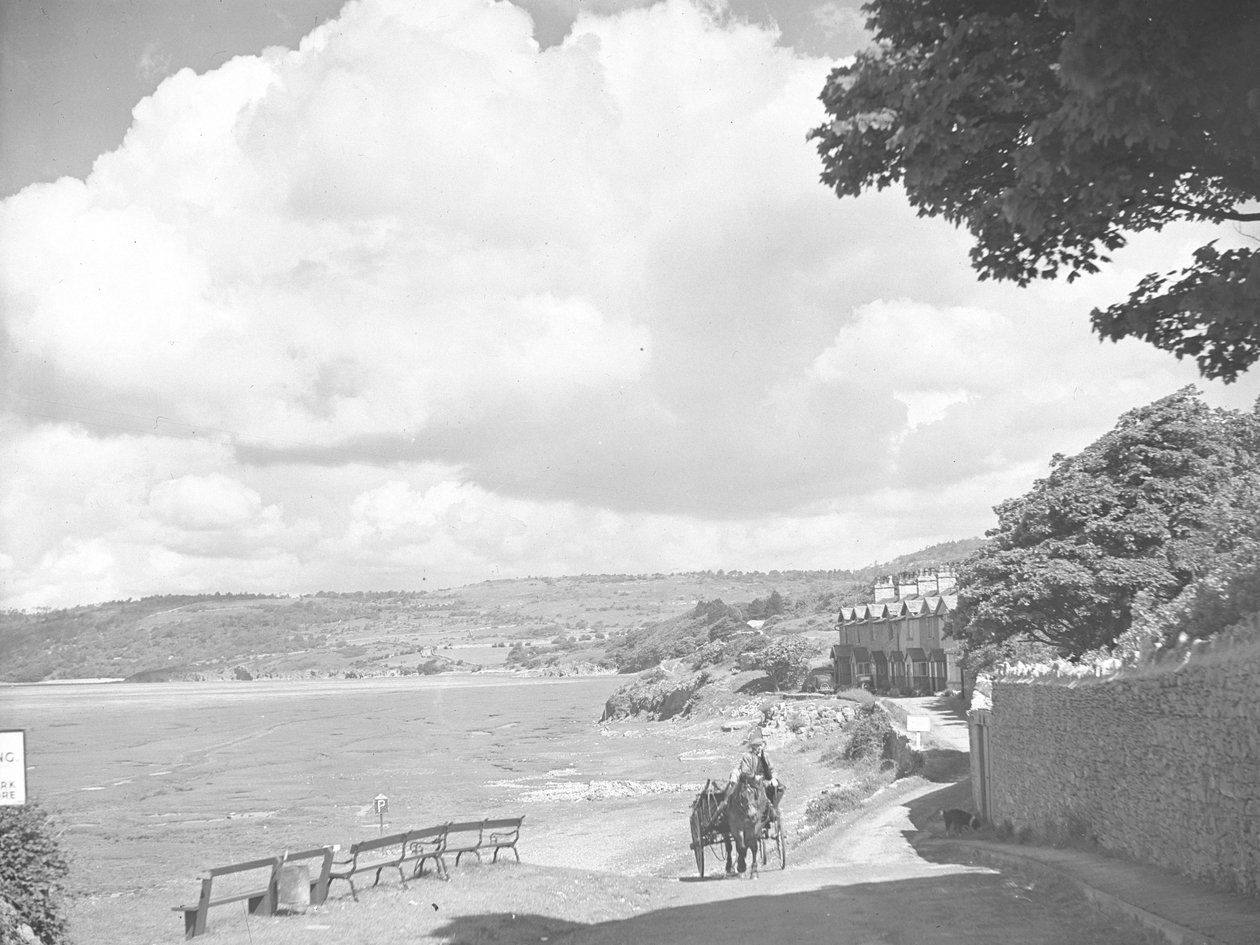 Pferd und Wagen auf der Straße neben dem Kent Estuary von Joseph Hardman