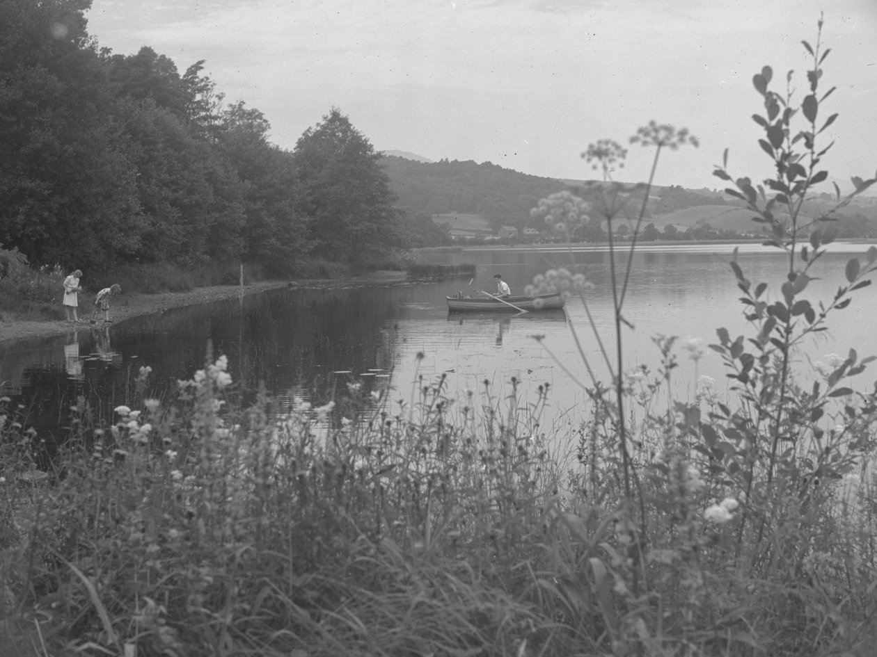 Mann angelt in einem Boot auf Esthwaite Water und zwei Mädchen am Ufer von Joseph Hardman