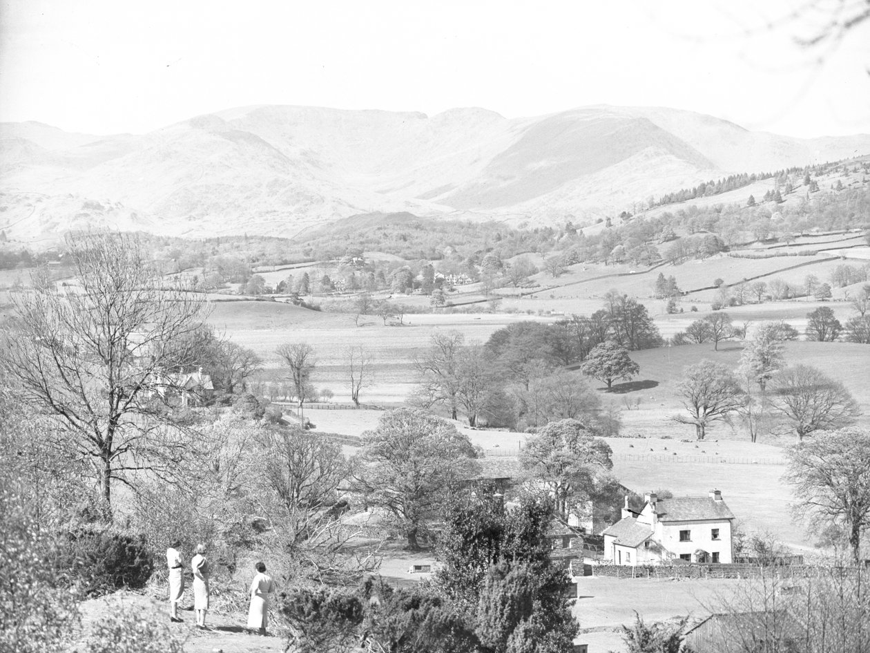 Drei Frauen stehen und blicken über einen See bei Esthwaite, Hügel im Hintergrund von Joseph Hardman