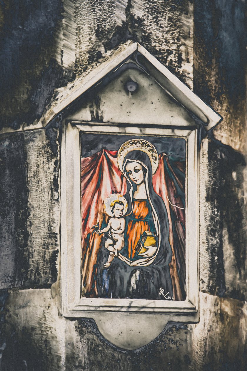 Mutter und Kind, aus der Serie Maria und Jesus in Savonna, 2015 von Joy Lions