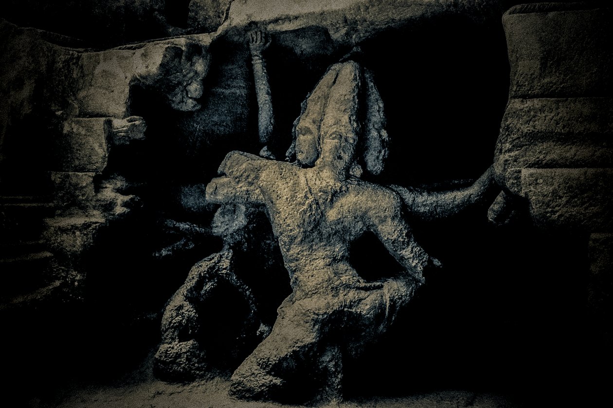 Wer ist dieser Gott, der im Dunkeln ruht, 2016 (Fotografie) von Joy Lions