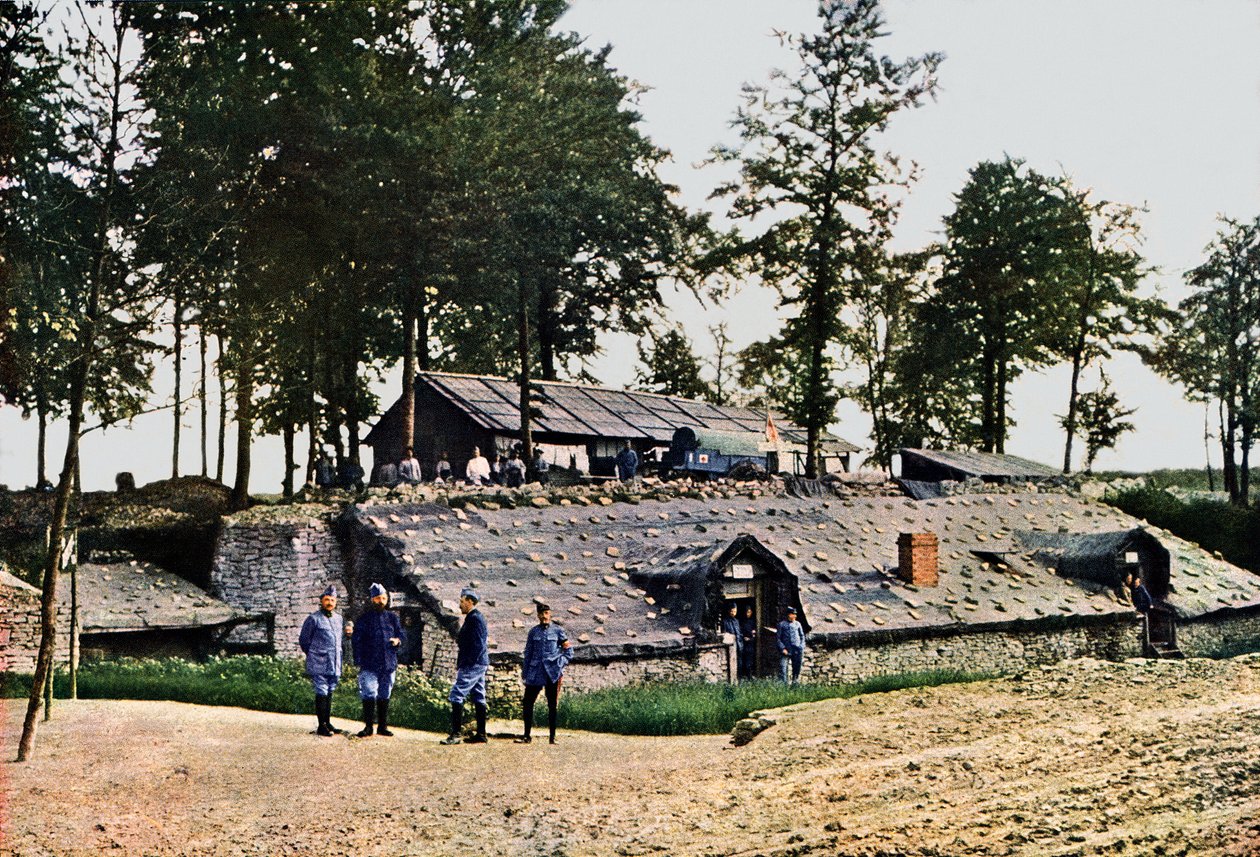 Französische Soldaten in einer Ambulanzstation vier Meilen hinter der Front, Verdun, 1916 von Jules Gervais-Courtellemont