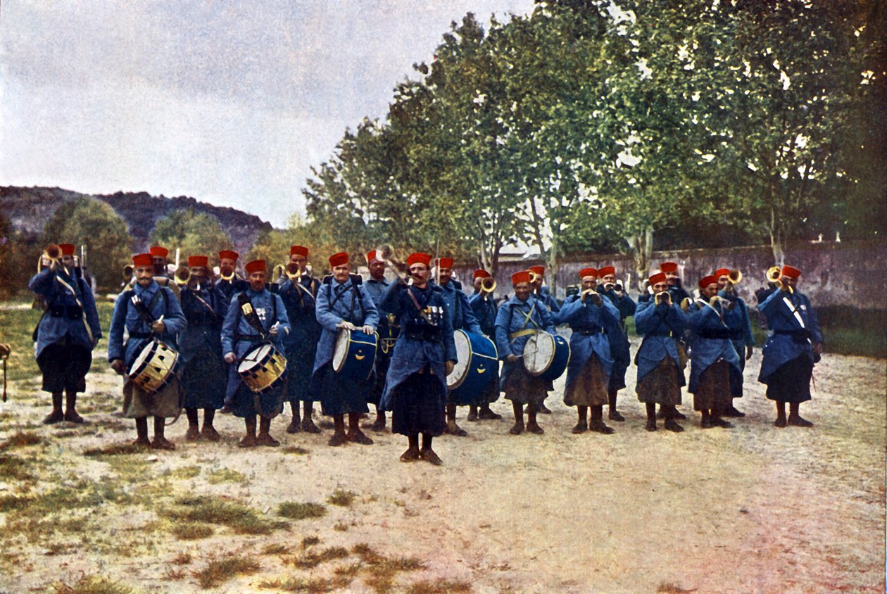 Eine Militärkapelle aus Algerien während der Schlacht an der Marne östlich von Paris, September 1914 von Jules Gervais Courtellemont