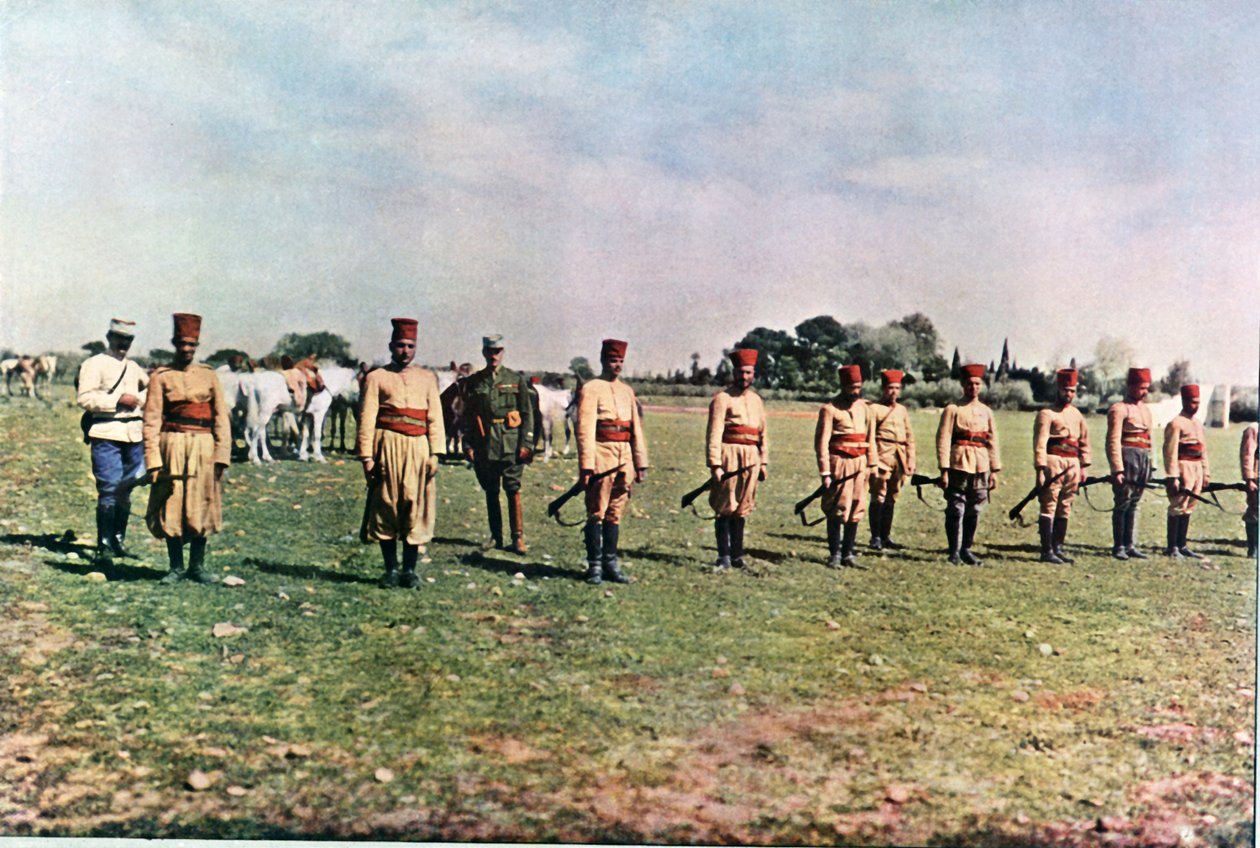 Marokkanische Schützen und zwei französische Offiziere während der Schlacht an der Marne östlich von Paris, September 1914 von Jules Gervais Courtellemont