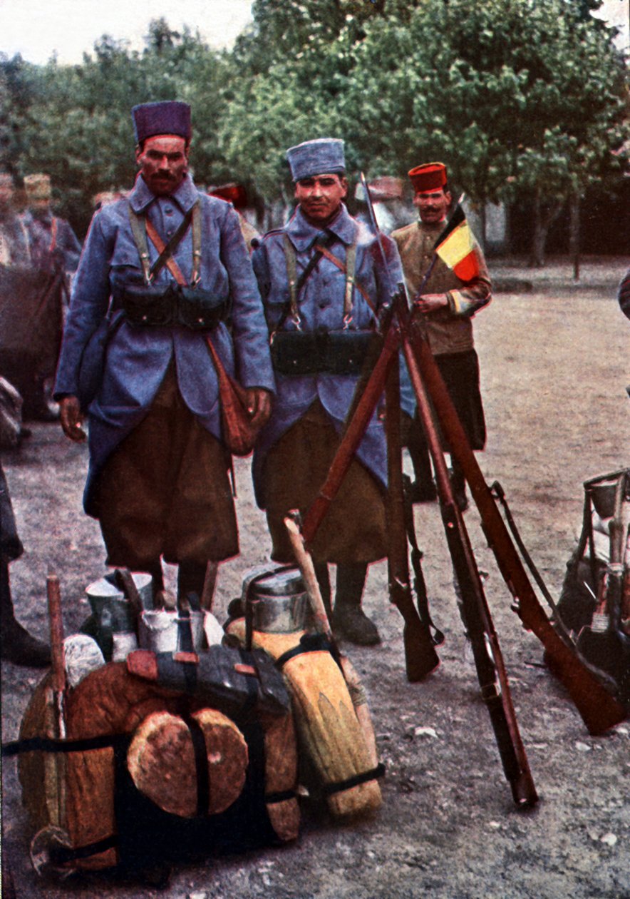 Schützen aus Algerien in einem Lager während der Schlacht an der Marne östlich von Paris, September 1914 (Autochrom) von Jules Gervais Courtellemont