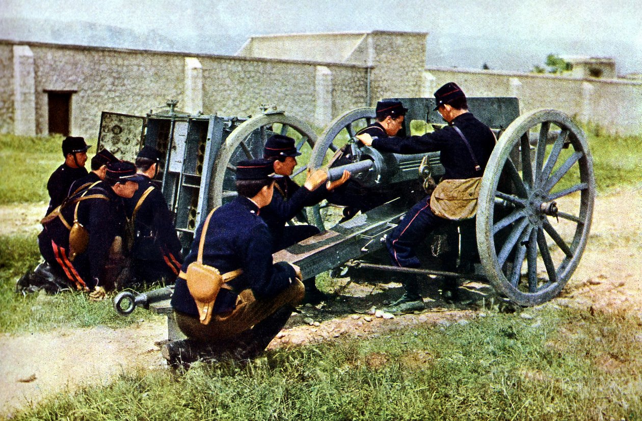 Französische Soldaten mit einem Mörser im Einsatz während der Schlacht an der Marne östlich von Paris, September 1914 von Jules Gervais Courtellemont