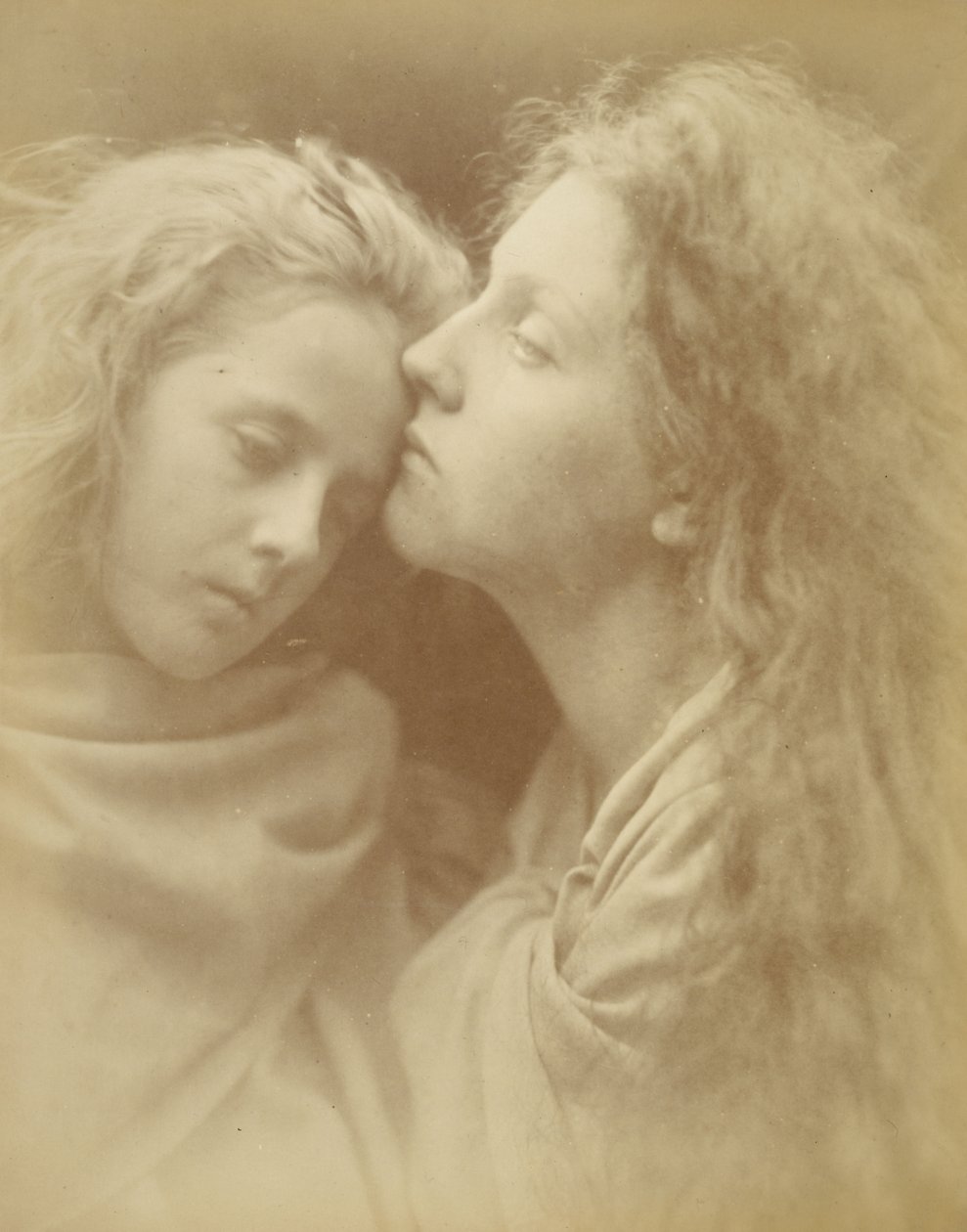 Der Friedenskuss - Mary Ann Hillier (und Florence Anson?) von Julia Margaret Cameron