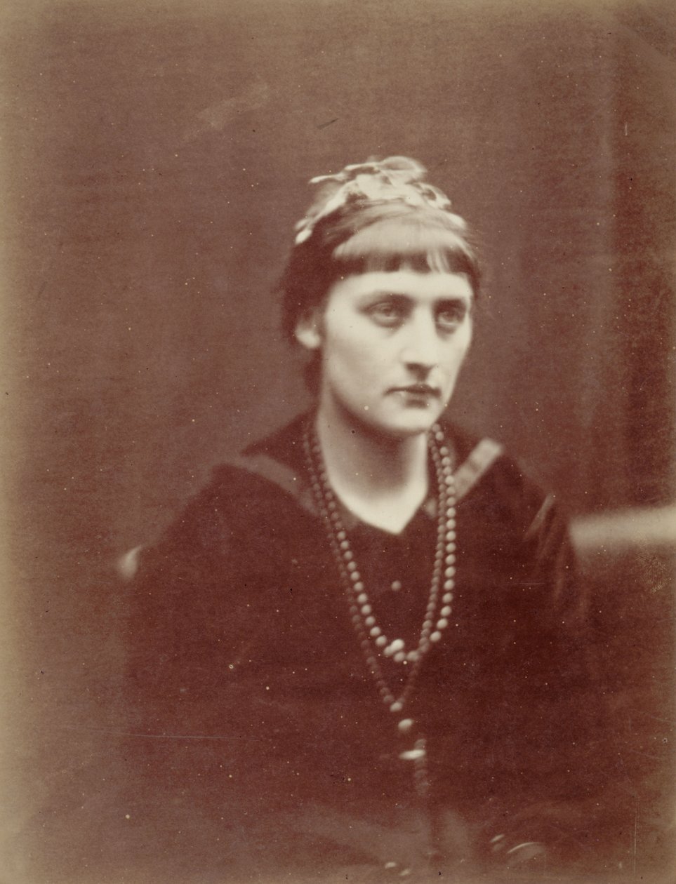 Porträt einer Frau mit zwei Halsketten von Julia Margaret Cameron