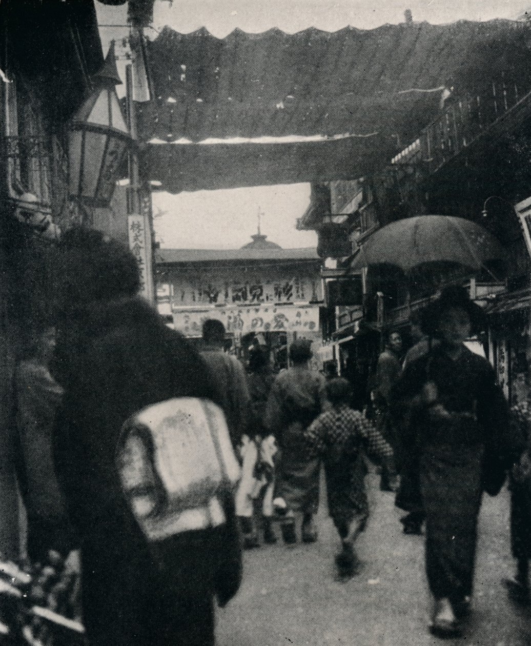 Die Theaterstraße in Kyoto ist eine der interessantesten Straßen der Welt, ca. 1900, 1921 von Julian Leonard Street