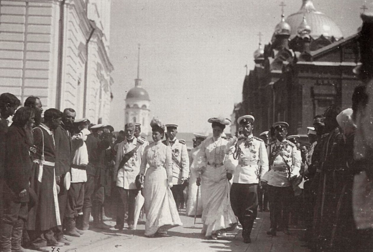 Die russische Zarenfamilie besucht das Kloster Sarow, Russland, 1903 von K. von Hahn