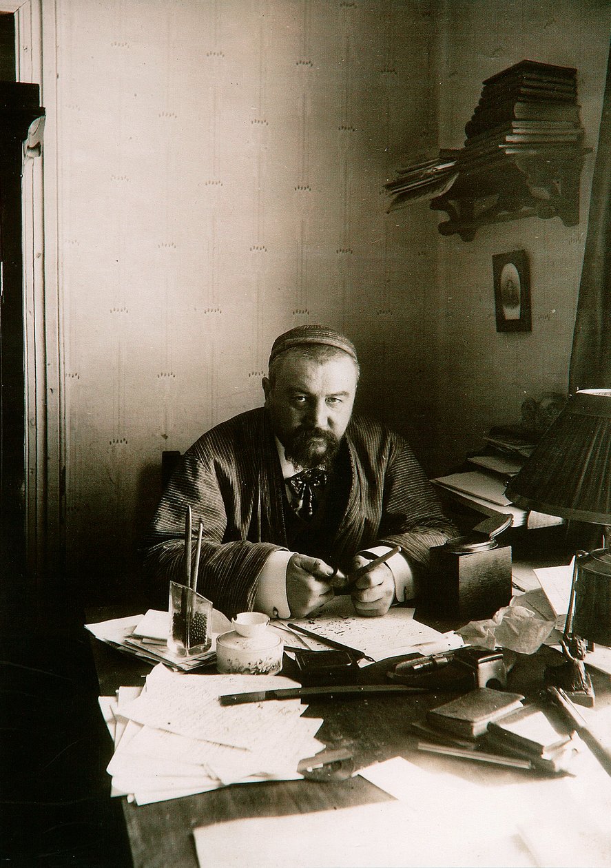 Alexander Kuprin, russischer Autor, an seinem Schreibtisch, Gattschina, Russland, frühes 20. Jahrhundert von Karl Karlovich Bulla