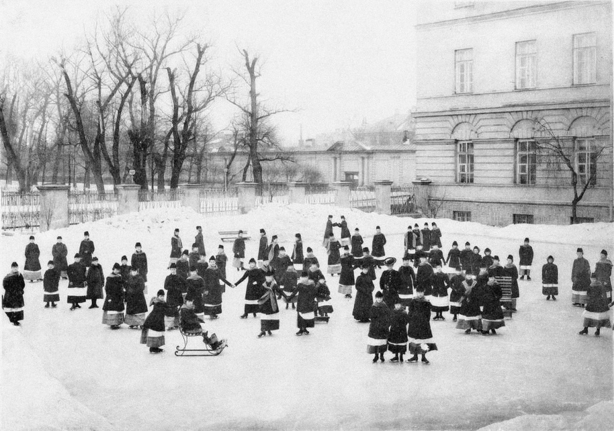 Schülerinnen des Smolny-Instituts für edle Jungfrauen beim Winterspaziergang von Karl Karlovich Bulla