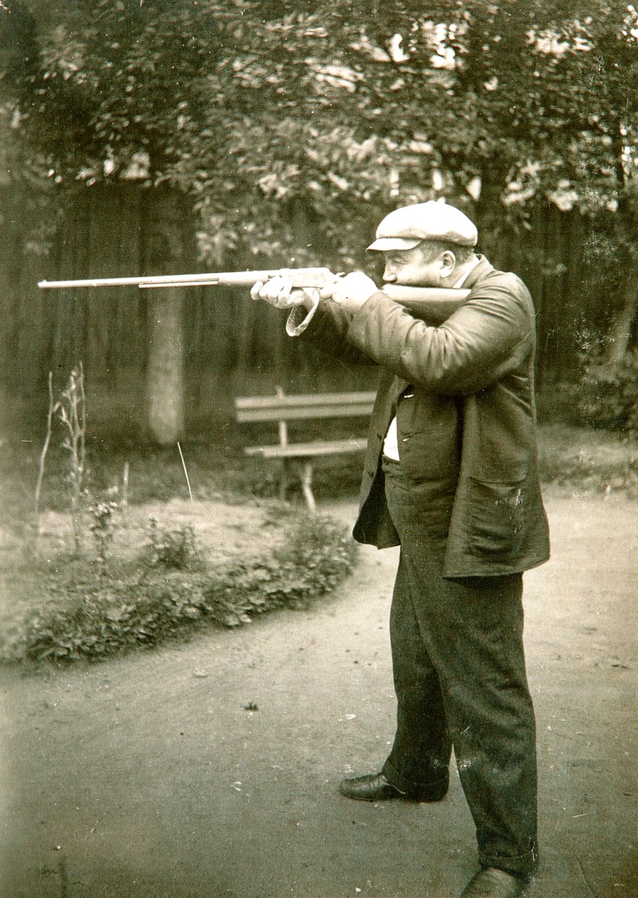 Russischer Autor Alexander Kuprin beim Schießen, Gattschina, Russland, frühes 20. Jahrhundert von Karl Karlovich Bulla