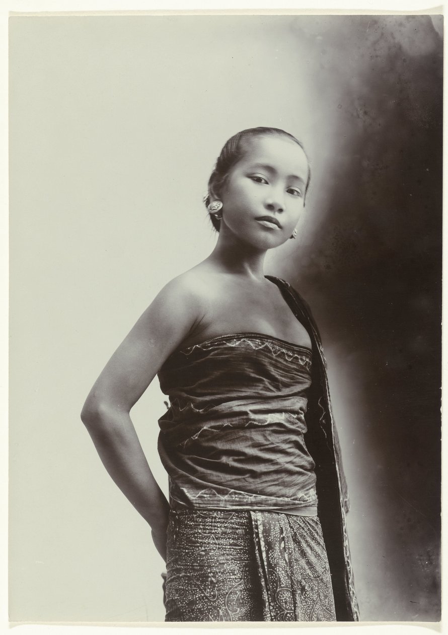 Studio-Porträt einer jungen javanischen Frau in einem Sarong mit Batikmuster von Kassian Cephas