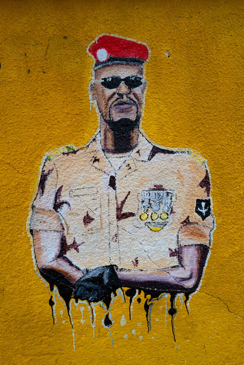 Straßenkunstporträt von Mamadi Doumbouya, Conakry, 2019 von Nakajima Raishō