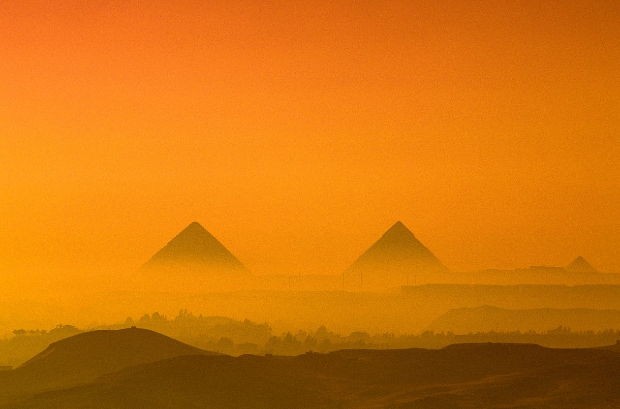 Ägypten; Altes Reich; Gizeh-Plateau; Pyramiden von Gizeh; Cheops; Chephren; Mykerinos von Kenneth Garrett