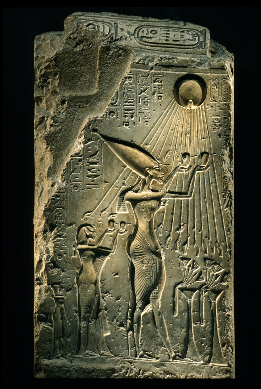Stele zeigt Echnaton, Nofretete und Tochter mit erhobenen Händen zu Gott Aten, Amarna, 2009 (Foto) von Kenneth Garrett