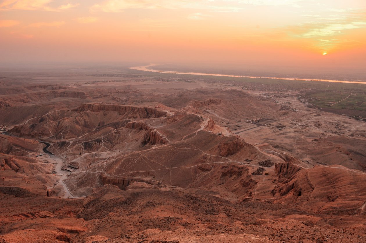 Sonnenaufgang über dem Tal der Könige, gesehen vom Gipfel des el-Qurn, 2003 (Foto) von Kenneth Garrett