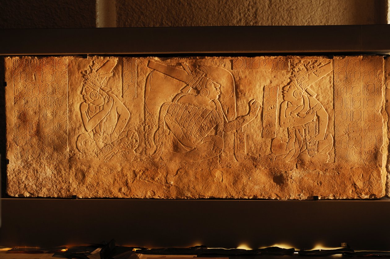 Thronbank von Tempel 19, Palenque, Mexiko, Schnitzerei von Akhal Mo Nab, 2005 (Foto) von Kenneth Garrett