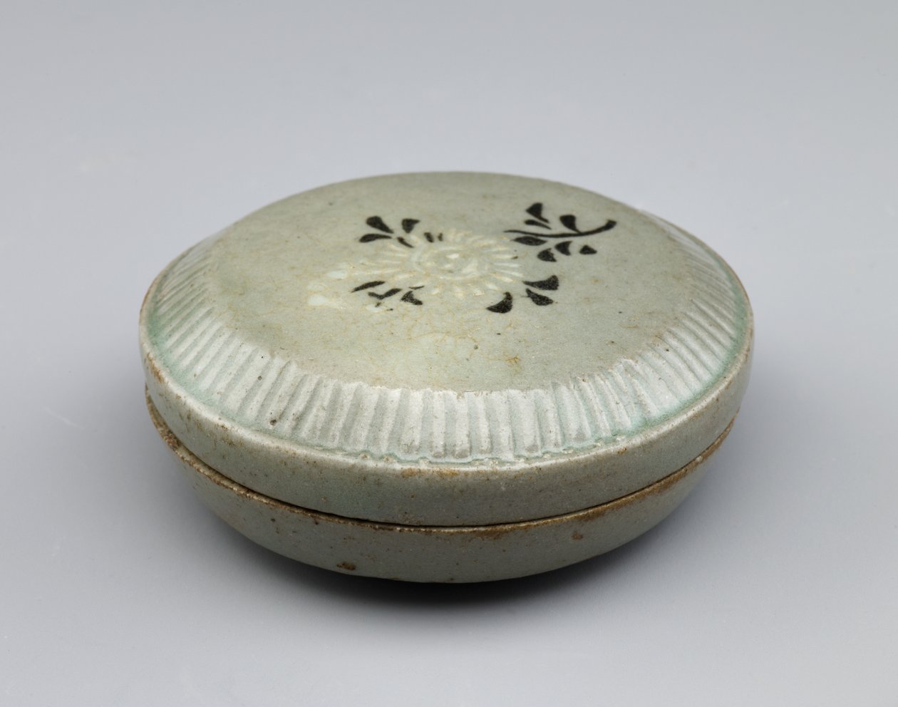Bedeckter Kasten mit eingelegtem Chrysanthemen-Design, Mitte des 12. Jahrhunderts von Korean School