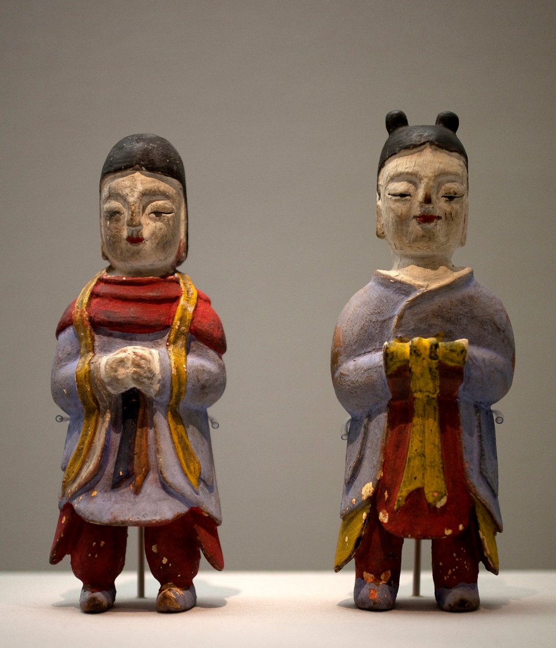 Figuren in Schamanenkostümen. Polychrome Holzstatuetten, koreanische Kunst von Korean School