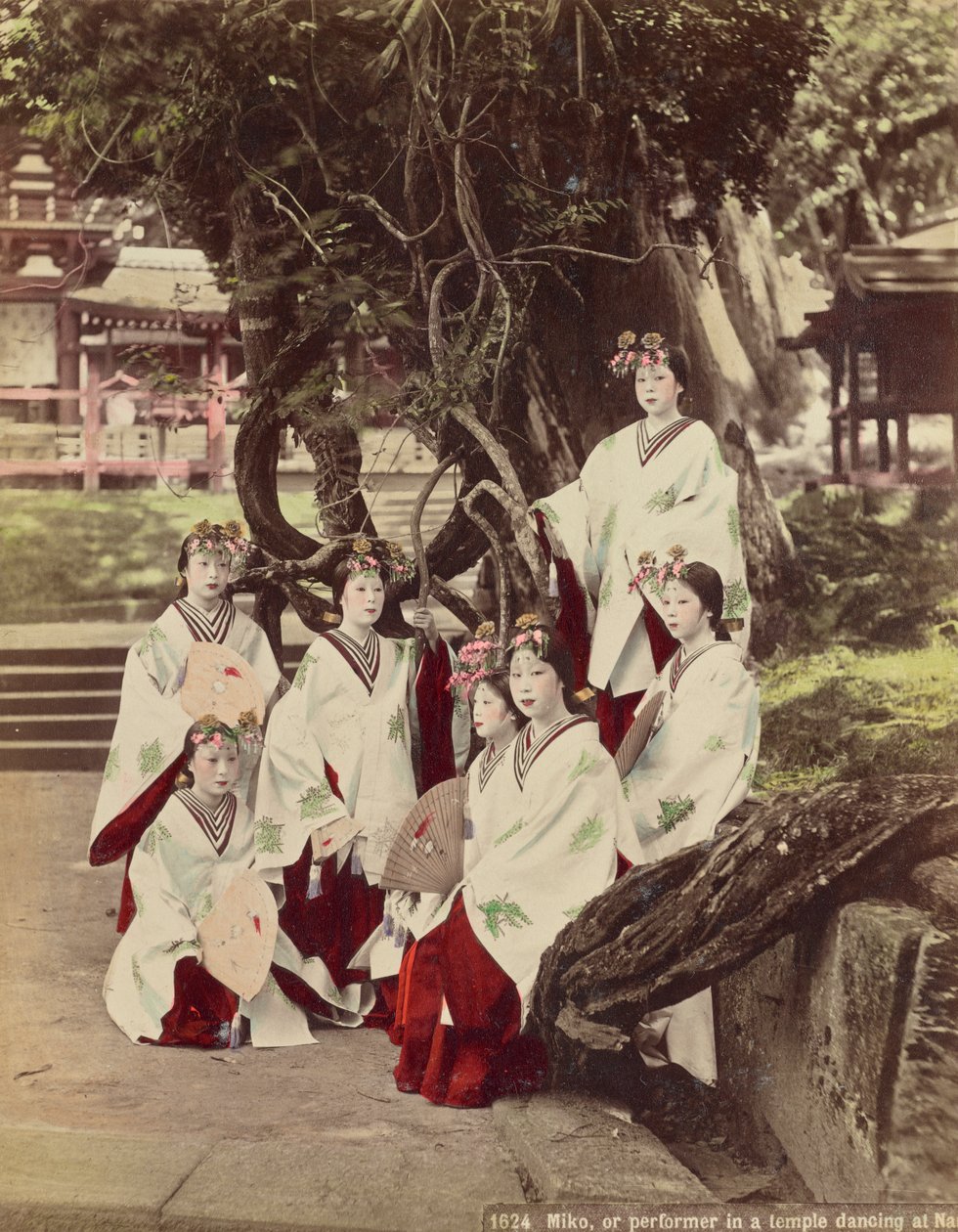 Miko oder Tanzaufführung in einem Tempel in Nara von Kusakabe Kimbei