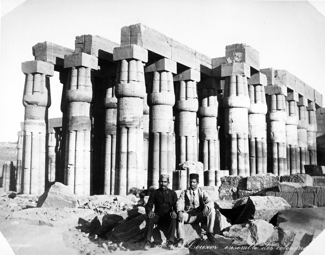 Ansicht der Kolonnade des Hofes von Amenhotep III. in Luxor, ca. 1880 von Langaki