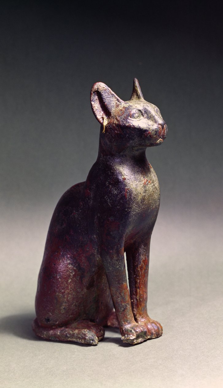Statuette einer Katze mit goldenen Ohrringen, die heilige Darstellung der Göttin Bastet, ca. 664-630 v. Chr. von Late Period Egyptian