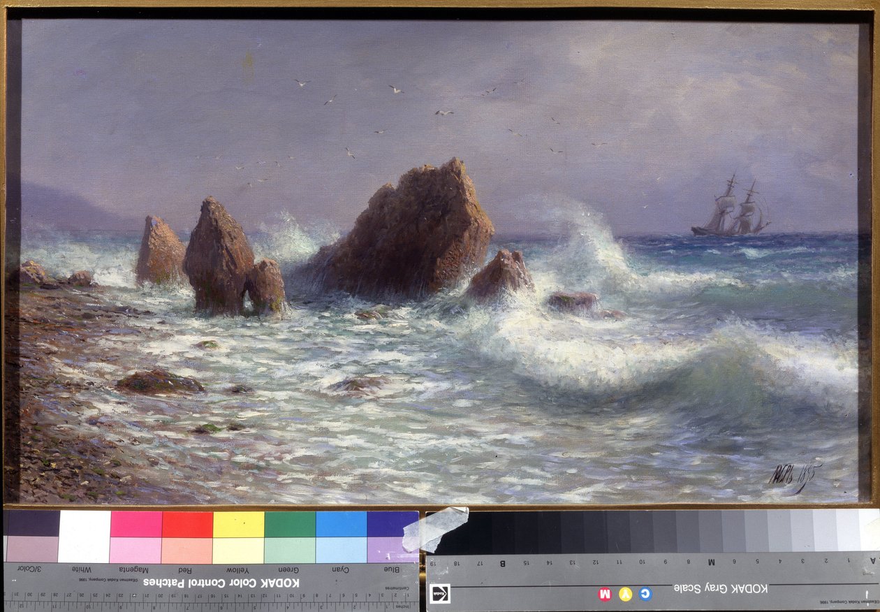 Am Ufer von Livadia (im Krim-Golf, Ukraine). Meereslandschaft mit einem Segelboot in der Ferne und den Wellen des Schwarzen Meeres, die auf die Riffe schlagen. Gemälde von Lev Felixovich Lagorio (1827-1905), Öl auf Leinwand von Lef Feliksovich Lagorio