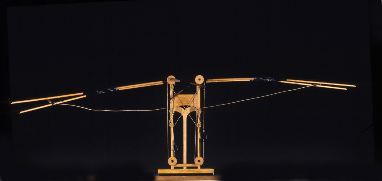 Maschine zum Fliegen mit Flügeln. Modell nach der Zeichnung von Leonardo da Vinci. Museum für Wissenschaft und Technologie, Mailand von Leonardo da (after) Vinci