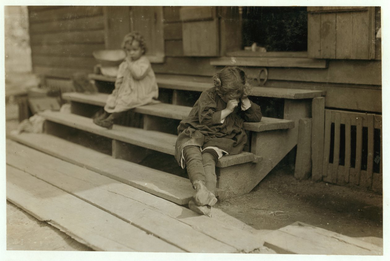 Die 5-jährige Olga Schubert begann gegen 5:00 Uhr morgens ihrer Mutter in der Biloxi Canning Factory, Mississippi, beim Garnelenpulen zu helfen. Sie war erschöpft und weigerte sich, fotografiert zu werden, 1911 von Lewis Wickes Hine