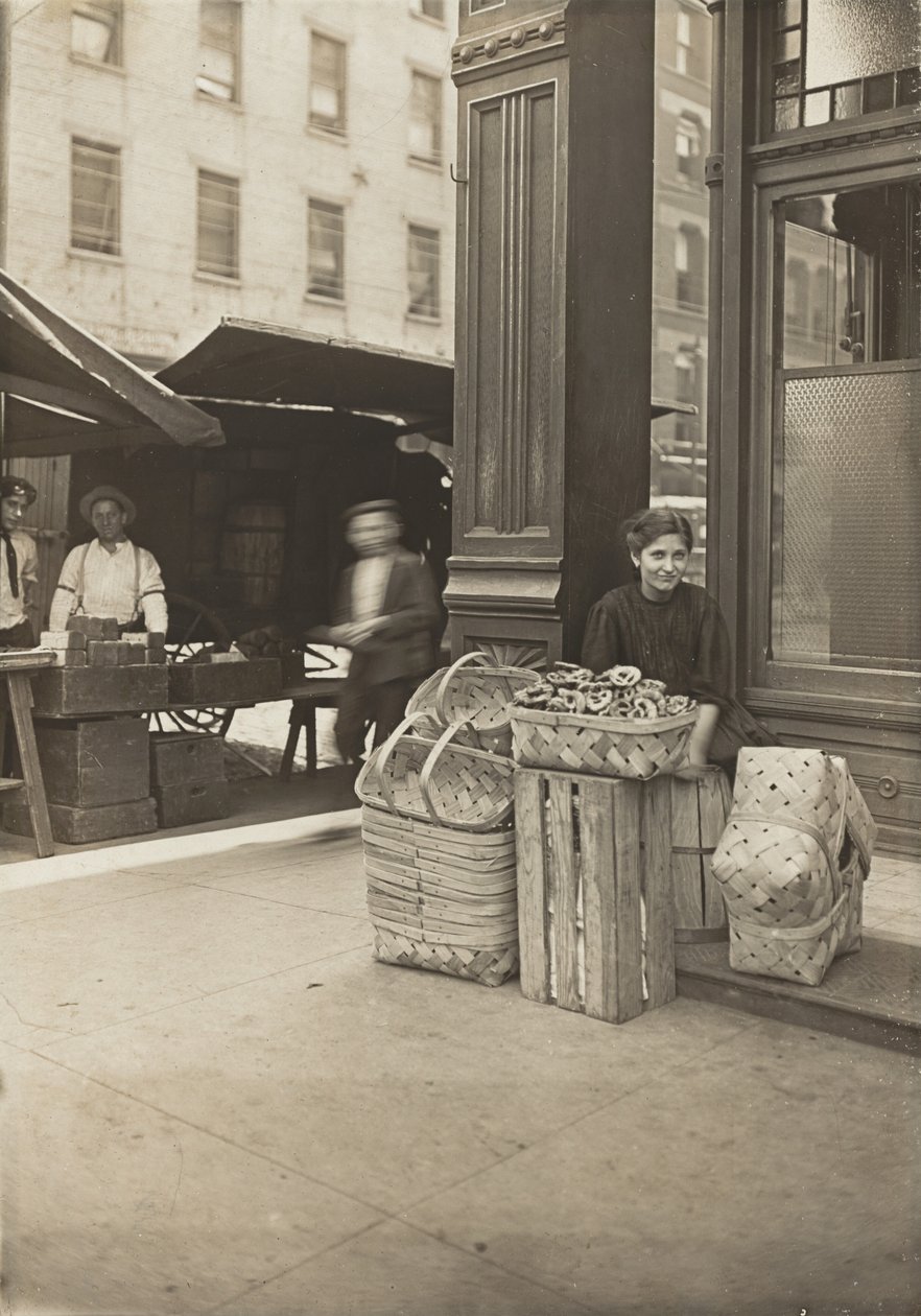 Lena Lochiavo - 11 Jahre alt, Korb- (und Brezel-) Verkäuferin, am Sixth Street Market vor dem Eingang zur Kneipe, Cincinnati, Ohio von Lewis Hine