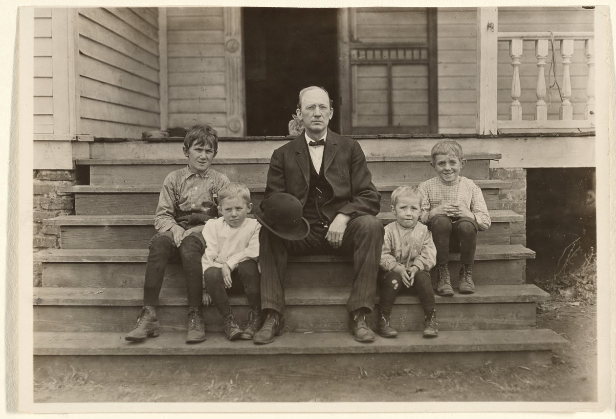Herr Smith, Aufseher bei Wylie Mill, mit vier Kindern, Chester, South Carolina von Lewis W. Hine