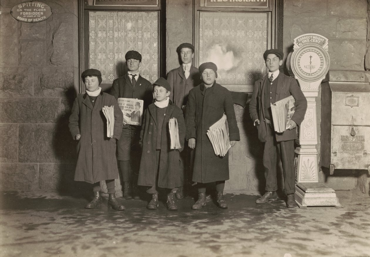 20:30 Uhr. Gruppe von Zeitungsjungen, die am Bahnhof verkaufen, Hartford, Connecticut. Kleinster Junge 11 Jahre alt, März 1909 von Lewis Wickes Hine