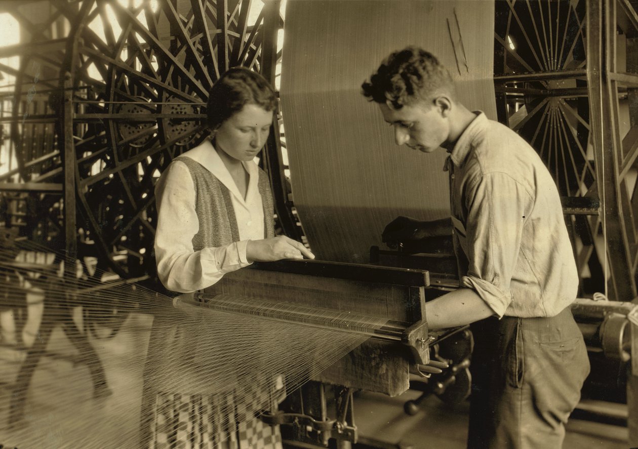 Ein Junge und ein Mädchen arbeiten an einem Webstuhl in den Cheney Silk Mills in South Manchester, Connecticut von Lewis Wickes Hine
