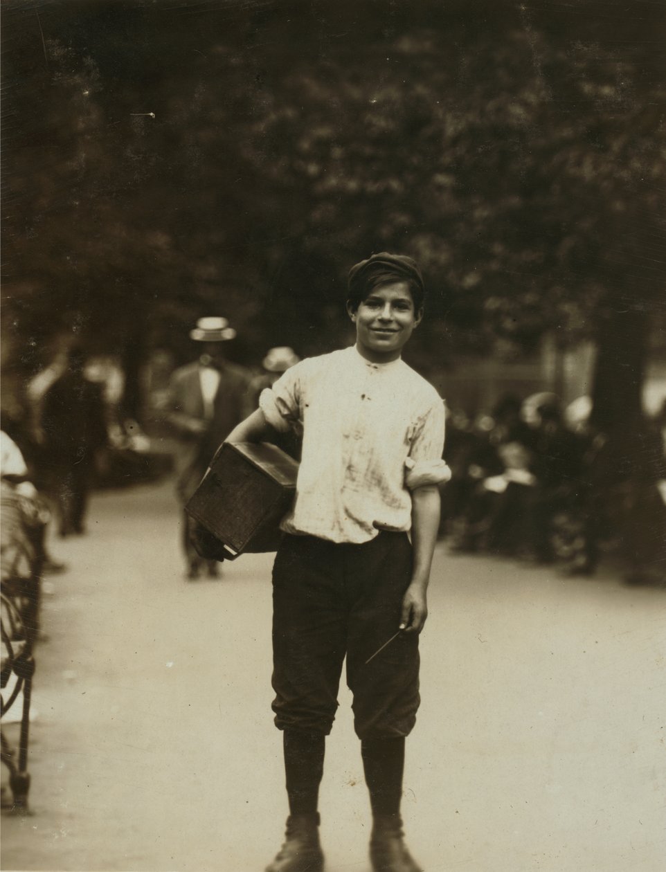 Ein junger Schuhputzer arbeitet am Union Square, New York City von Lewis Wickes Hine