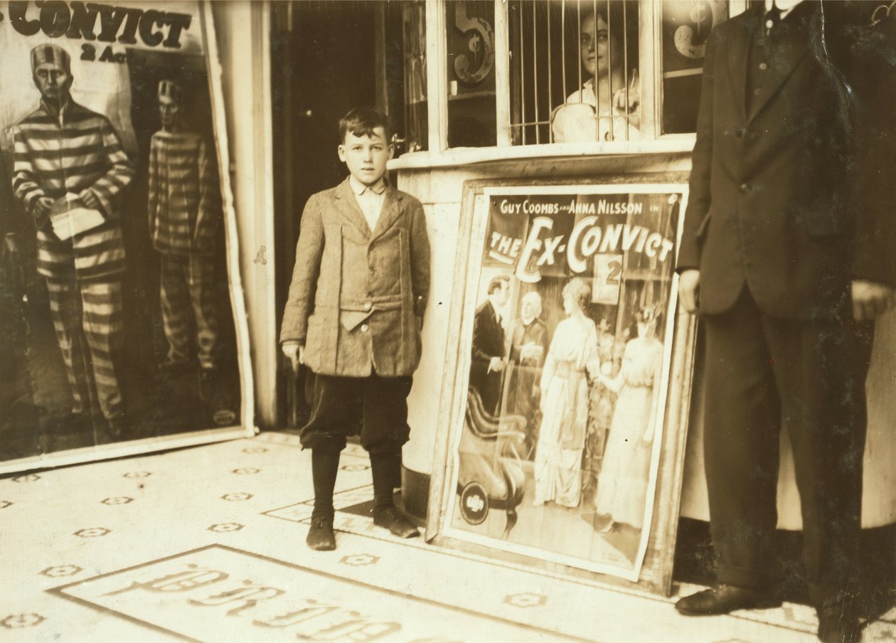 Brown McDowell 12 Jahre alt, Platzanweiser im Princess Theatre von Lewis Wickes Hine