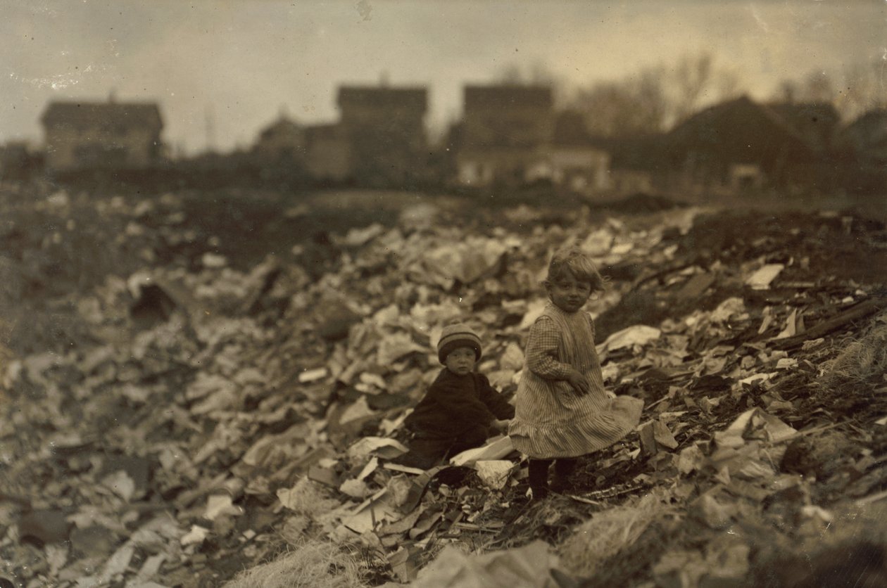 Kinder auf einer Müllhalde in Rhode Island von Lewis Wickes Hine