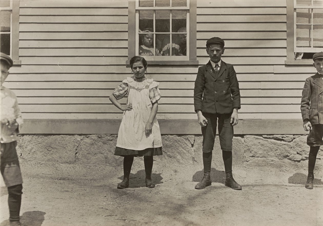 Edward St. Germain und seine Schwester Delia, Fabrikarbeiter, Phoenix, Rhode Island, April 1909 von Lewis Wickes Hine