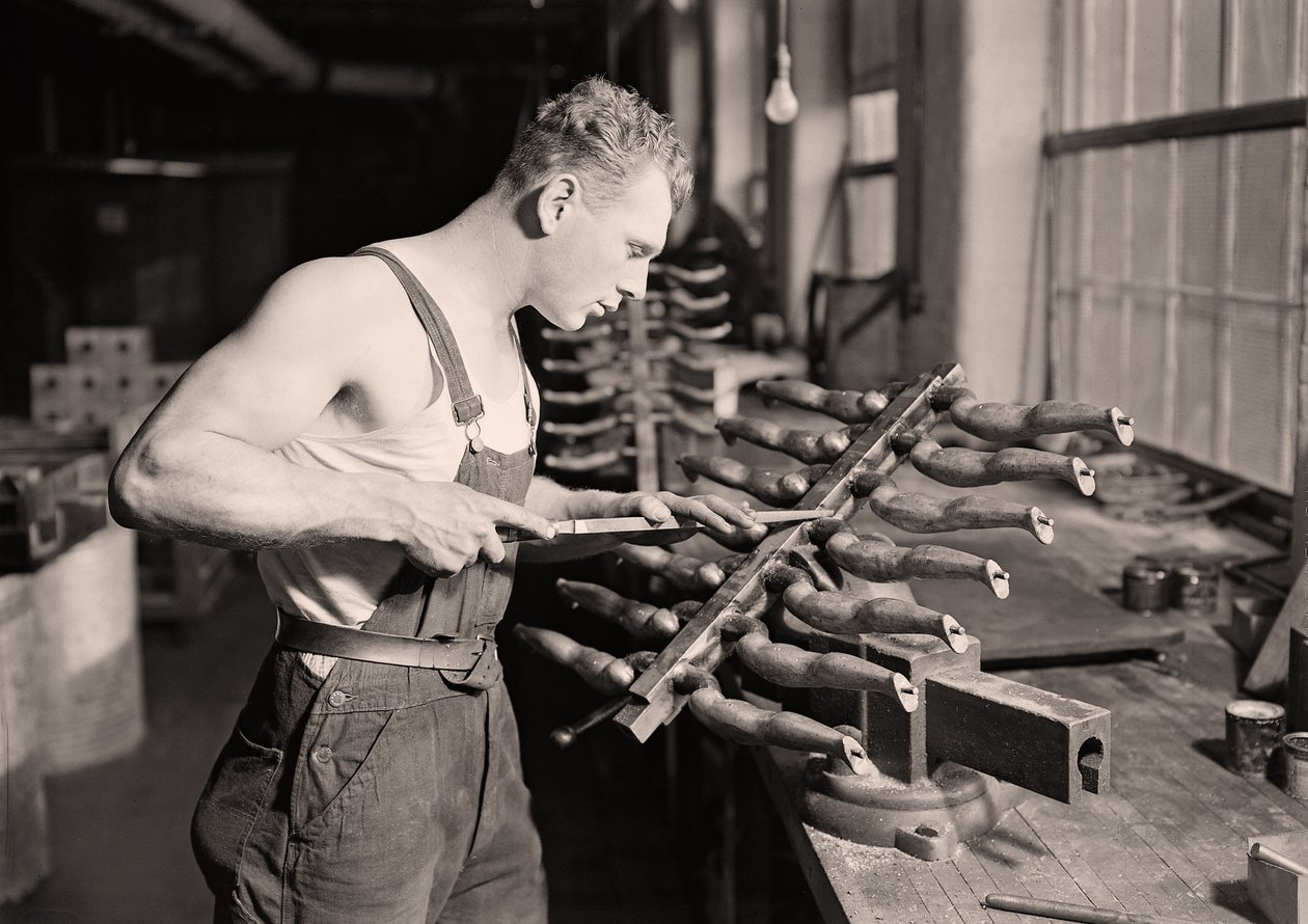 Fabrikarbeiter bei der Paragon Rubber Company, Massachusetts, 1936 von Lewis Wickes Hine