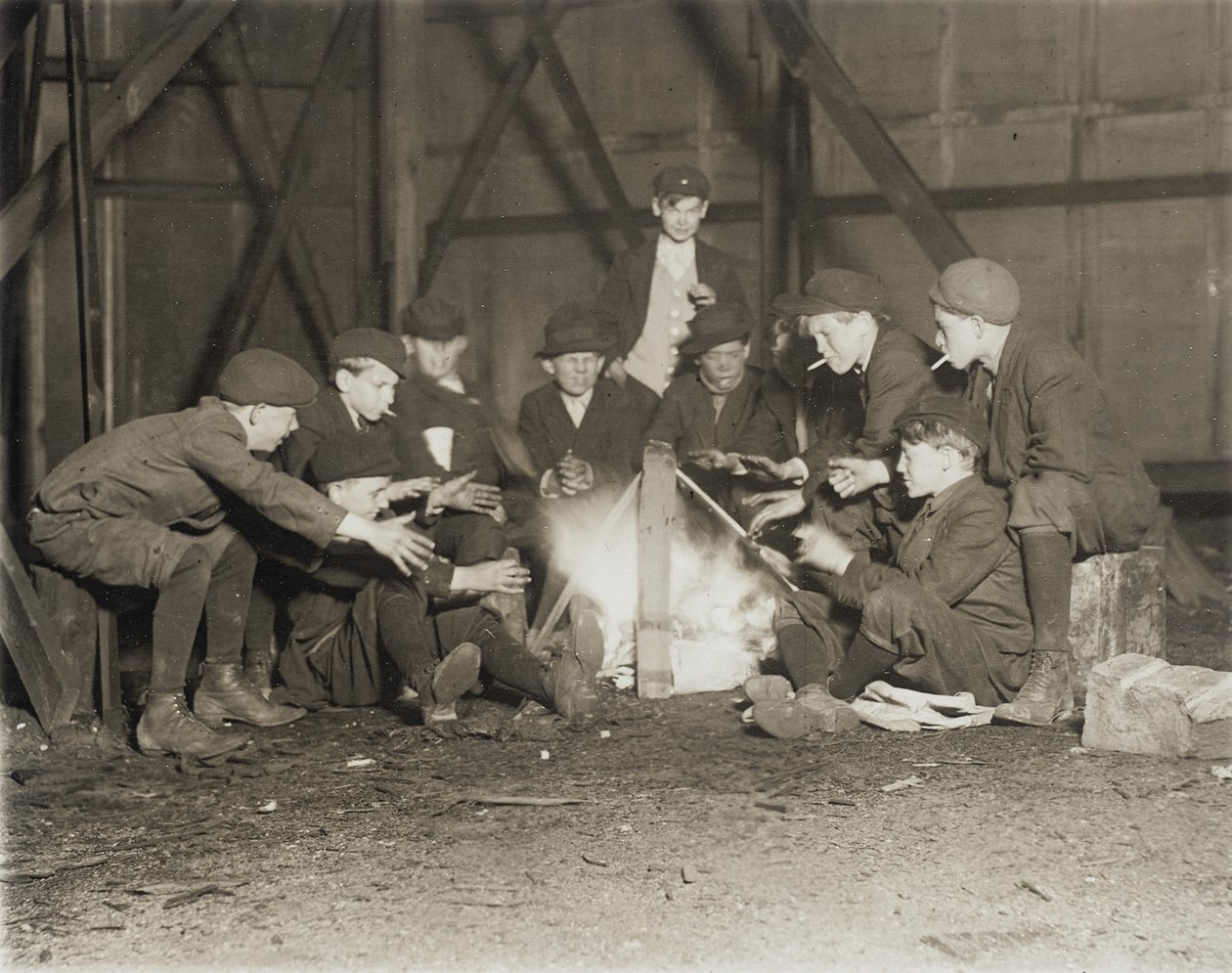 Bande von Zeitungsjungen um 22:00 Uhr, 1910 von Lewis Wickes Hine