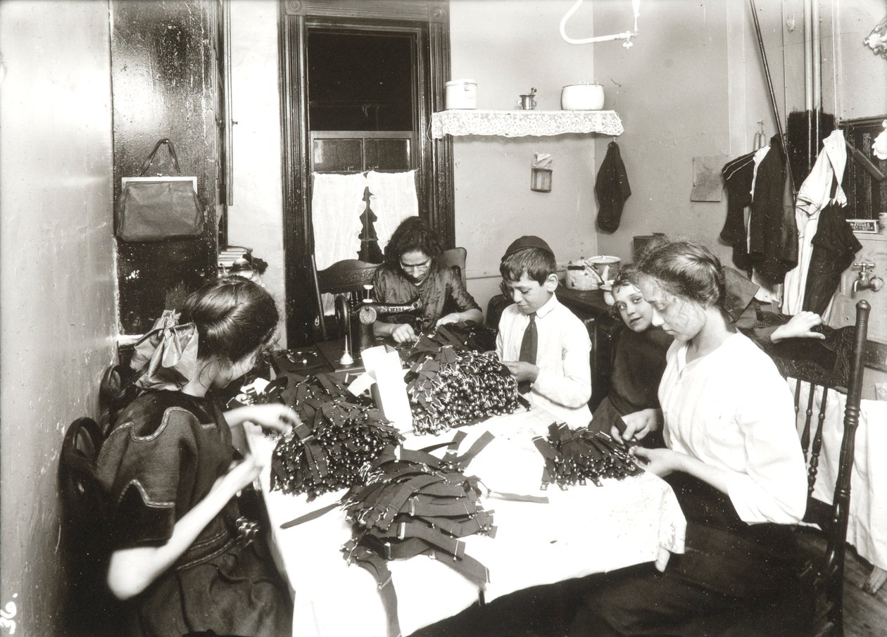 Heimarbeit (Strumpfbänder herstellen) von Lewis Wickes Hine