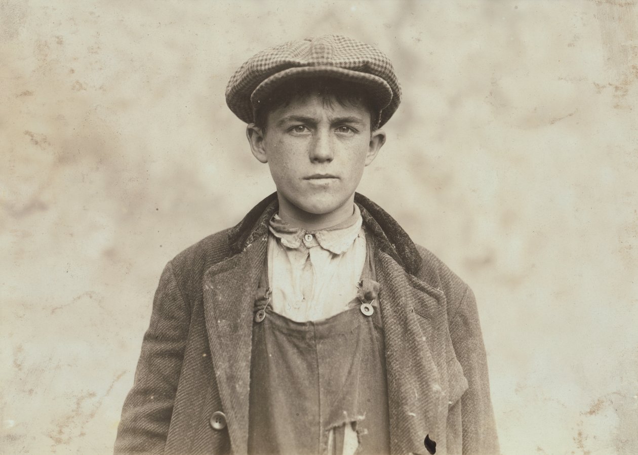 James Donovan - Irischer Straßenkehrer in den Fall River Iron Works von Lewis Wickes Hine