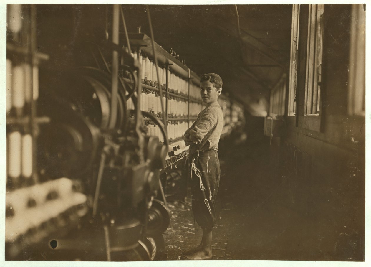 John Dempsey, 11 oder 12 Jahre alt, Samstagsarbeiter im Mulespinnraum der Jackson Mill, Fiskeville, Rhode Island (1909) von Lewis Wickes Hine