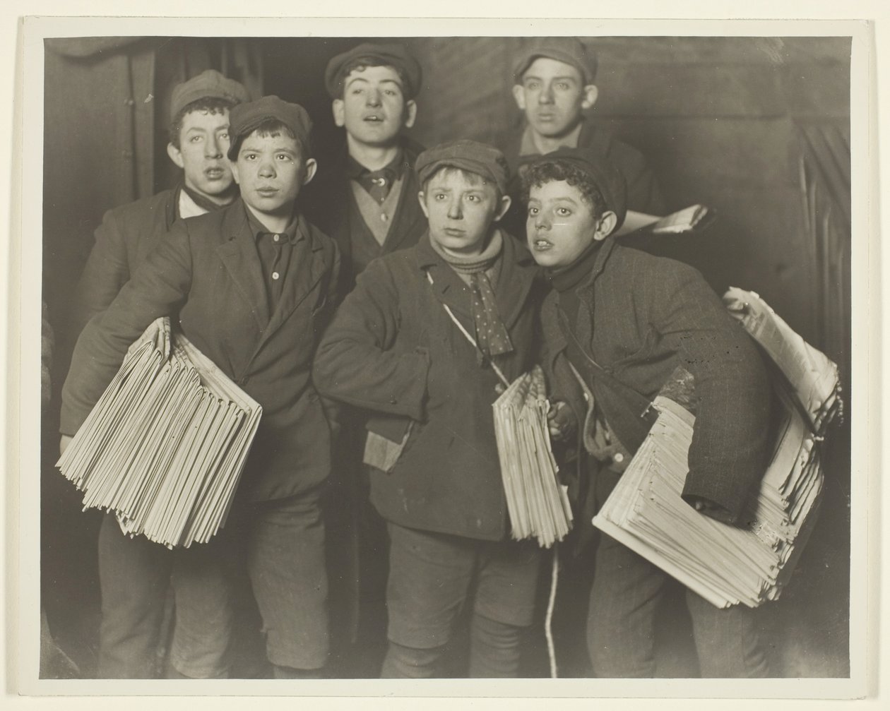 Zeitungsjungen, Brooklyn Bridge von Lewis Wickes Hine