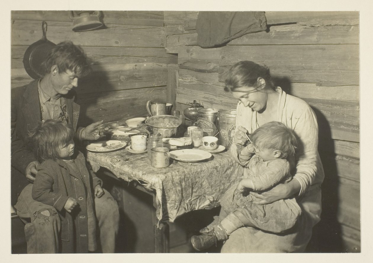 Arme ländliche Familie, die in einem Rauchhaus lebt, Oklahoma, in Obhut des Roten Kreuzes von Lewis Wickes Hine