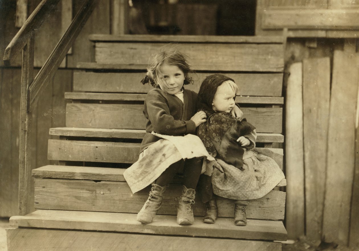 Porträt eines jungen Mädchens, das sich um die kleine Schwester kümmert, während der Rest der Familie in der örtlichen Konservenfabrik arbeitet, Bayou La Batre, Alabama, USA, ca. 1911 von Lewis Wickes Hine