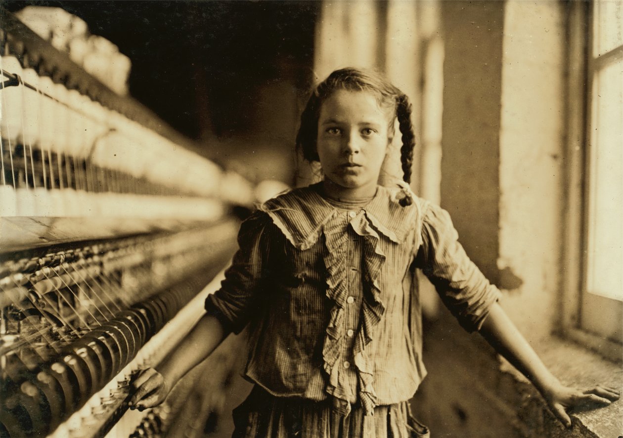 Porträt eines jungen Mädchens, das als Spinnerin in einer Baumwollfabrik arbeitet, obwohl sie nicht alt genug ist, um zu arbeiten, Whitnel, North Carolina von Lewis Wickes Hine