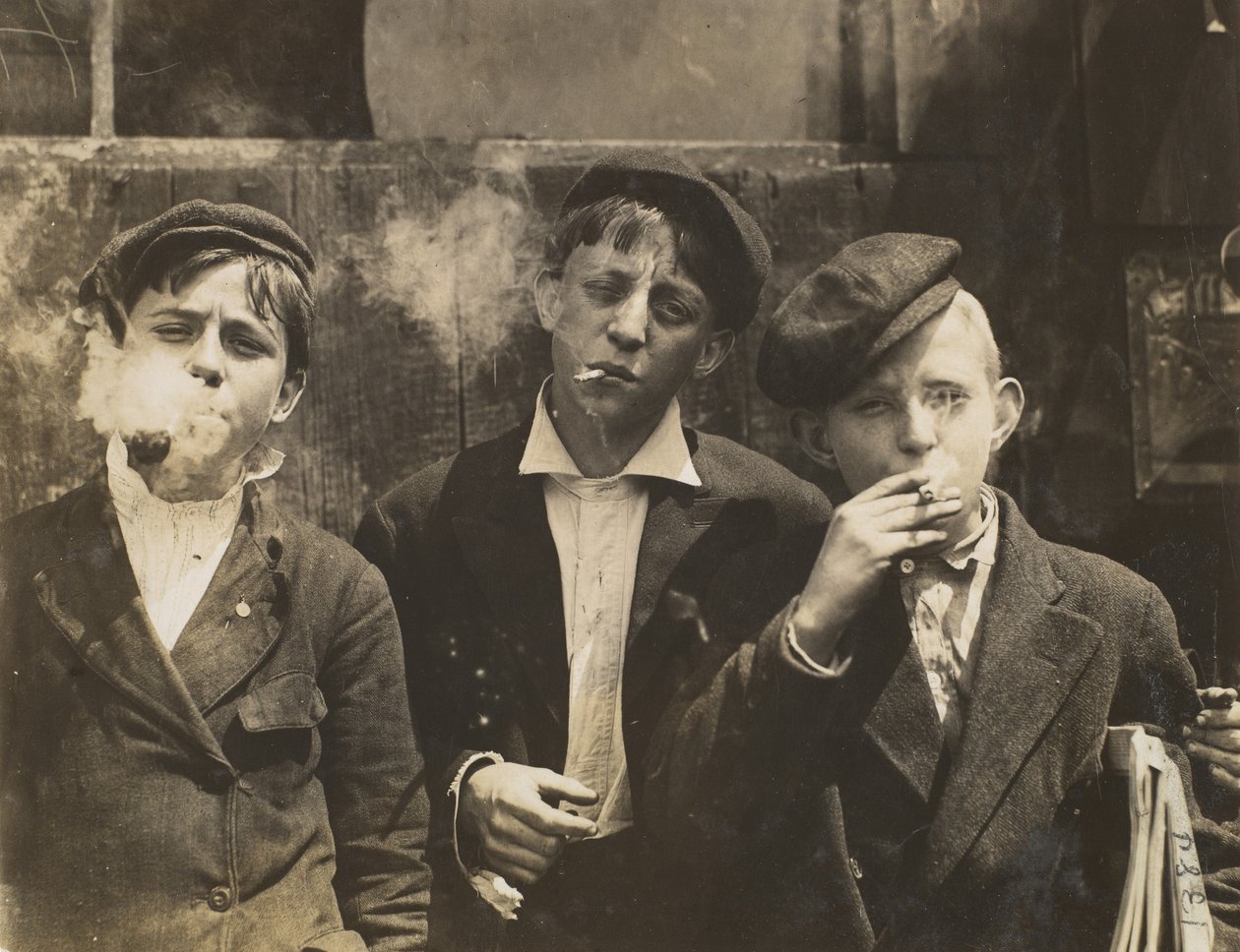 Drei junge Zeitungsjungen rauchen, Saint Louis, Missouri, USA, 1910 von Lewis Wickes Hine